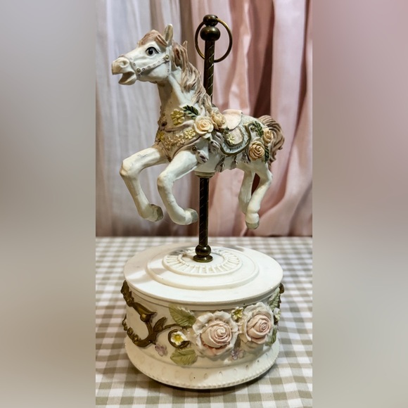 Elegant Carousel Horse Music Box - Ivory and Gold - Picture 3 of 4